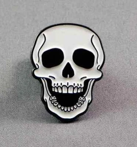 GLOW IN THE DARK SKULL PIN BADGE - Picture 1 of 2