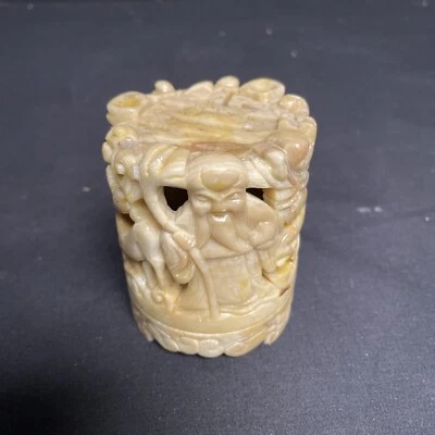 Quemador de incienso chino de piedra tallada. Diseño figurativo. 3,25” de alto. Foto 1 de 4