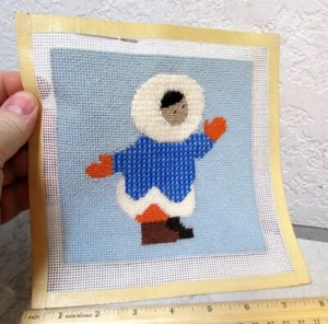 Lindo niño esquimal de lona de aguja completado vintage, tamaño total de 8 x 8 pulgadas - Imagen 1 de 3