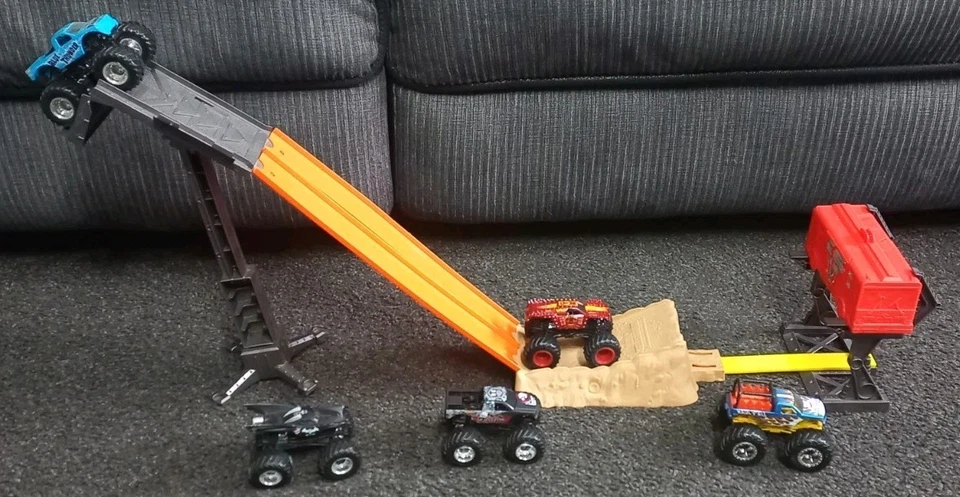 Hot Wheels Monster Jam Off-Road Smash-UP Station Playset Mattel 2014 + Cars - image 1 of 4