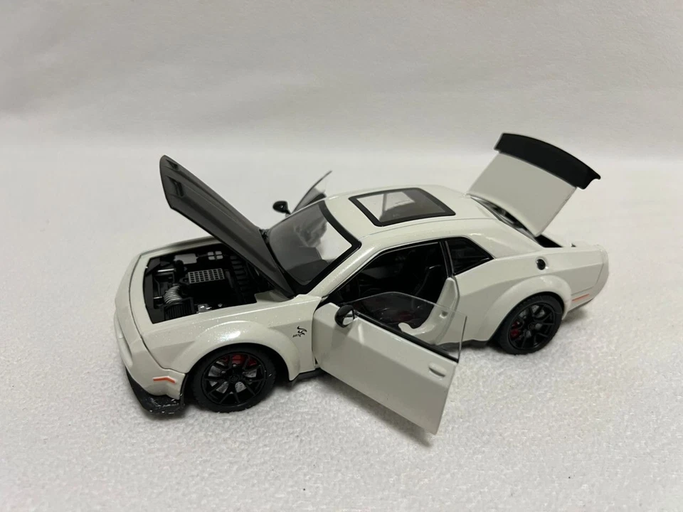 Dodge Challenger Hellcat aleación diecast modelo de coche de juguete luz de sonido tirar hacia atrás 1:24 Foto 1 de 4
