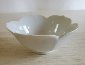 Vintage weiße Lotusblume Schüssel 7" hoch, 6" Durchmesser - Bild 1 von 6