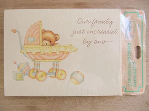 NUEVO Hallmark Vintage Lindo Bebé Oso 8 Anuncios y Sobres de Adopción - Imagen 1 de 4
