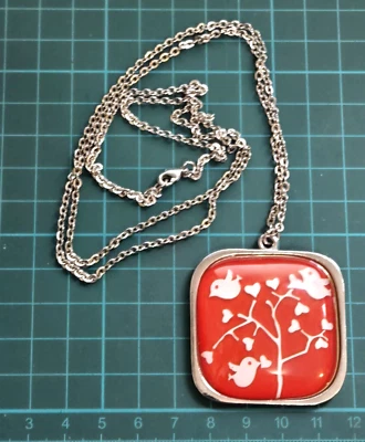 Vtg Silver Tone 3 Love Birds Flying by a Heart Leaf Tree Orange Pendant Necklace — 第 1/4 张图片