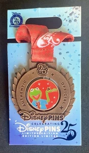 2025 Disney Parks 25th Pin Trading Anniversary Kermit The Muppets Medal LE Pin - Picture 1 of 1