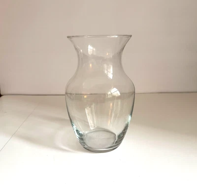 Jarrón de vidrio clásico con forma de "urna" de 8" Foto 1 de 4