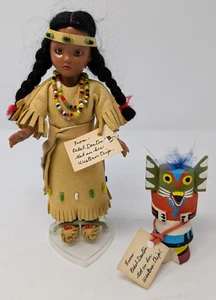 Indianer Souvenir Plastik Puppe & Holz Totempfahl Vintage 1958 Schlafauge - Bild 1 von 16