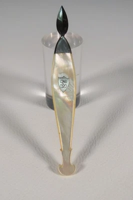 ANCIEN COUPE PAPIER NACRE ET ARGENT CISELE FEMME EPOQUE CHARLES X - Photo 1/2