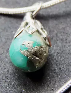 Colgante de PIEDRA DE ESMERALDA tallada en bola en su matriz de pirita - Imagen 1 de 7