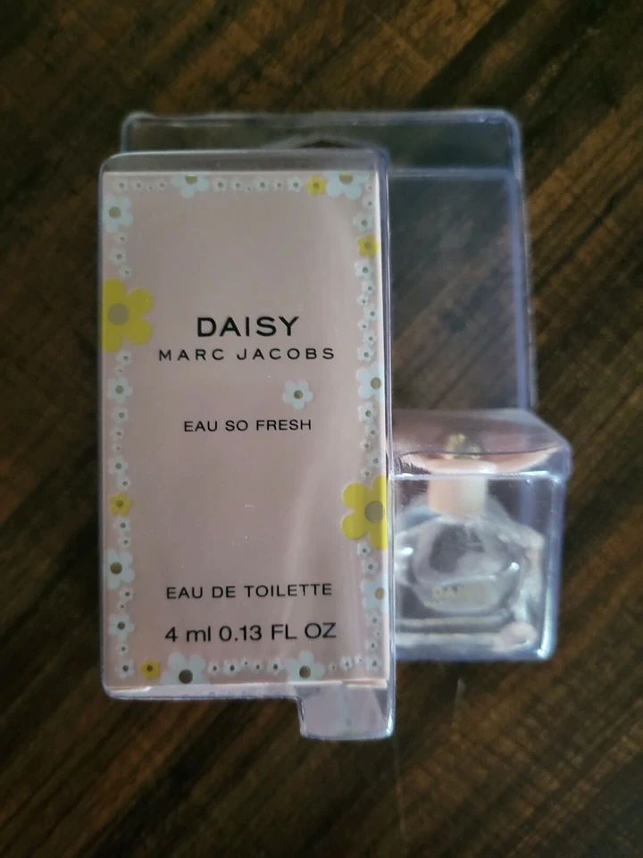 Daisy Perfum by Marc Jacobs Eau De Toilette 4ml
