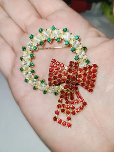 Vintage SCHÖNE goldfarbene Strass Weihnachtskranz & rote Schleife Brosche Anstecknadel - Bild 1 von 10
