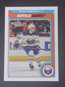24-25 Topps Zach Benson 79-80 Retro Rookie Sticker šØšØšØ Buffalo Sabres - Foto 1 di 2