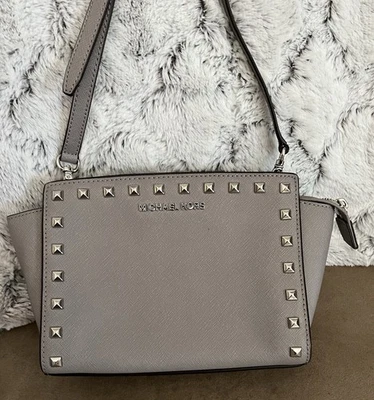 Bolso Bandolera Michael Kors Selma Tachonado Cuero Saffiano Gris Foto 1 de 4