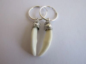 Fuchs Zähne Ohrringe Tibetisches Silber Tier Knochen Geist Tierschmuck SP Creolen - Bild 1 von 3