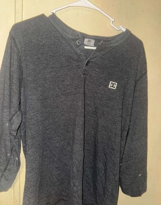 Camisa De Colección Y2K DC Shoes Co. Estilo Henley de 2 Botones Manga Larga Talla M Foto 1 de 4