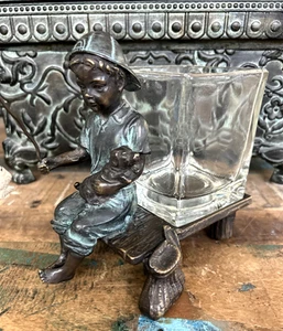 Escultura de bronce vintage de niño y su perro pescando con cubo de vidrio florero de SPI adorable - Imagen 1 de 13
