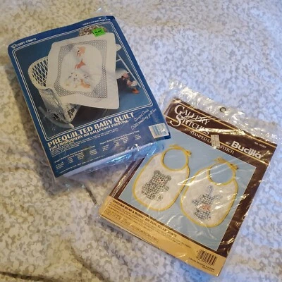 Pre Quilted Stamped Cross Stitch 婴儿被子 Vogart Crafts Bucilla 婴儿围兜 1980 — 第 1/4 张图片