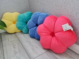 4er Set blumenförmige Kissen Frühlingsfarben gelb rosa grün blau Sofa Dekor - Bild 1 von 6