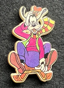 DE COLECCIÓN DISNEY 'GOOFY' EN TRINEO PLÁSTICO PIN INSIGNIA - Imagen 1 de 4