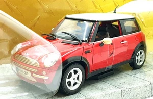 Motormax 1/18 Scale - 73100 - MINI Cooper 2001 - Red/white - Picture 1 of 5