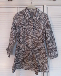 CHICO’S Size 3 Gray & White Abstract Design Belted Polyester Jacket Ex Condition - Picture 1 of 12