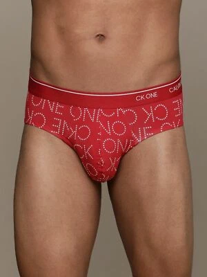 Calzoncillo de cadera de microfibra para hombre Calvin Klein CK ONE rojo con logotipos de estrellas blancas - pequeño Foto 1 de 4