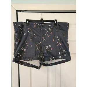 Torrid Grey Cuffed Floral Print Shorts 4.5” Inseam Size 22 - Picture 1 of 3