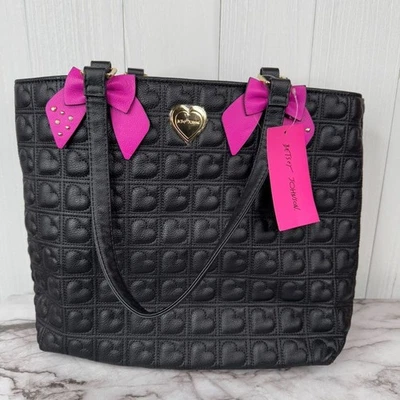 Bolso de Mano Betsey Johnson Negro Corazón Acolchado con Lazos Rosados Nuevo con Etiquetas Foto 1 de 4