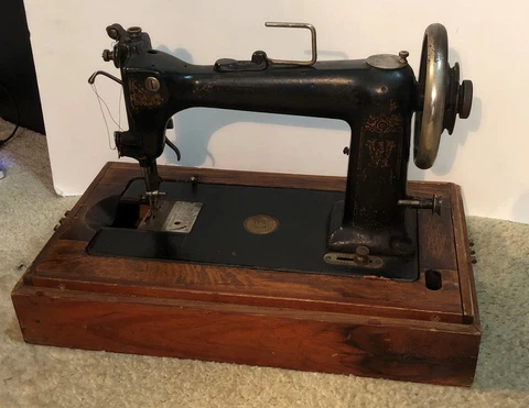 Antique Wheeler & Wilson D9 Sewing Machine Working with Wood Case No. 2552201 Cover
