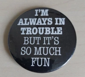 Divertido Pin Insignia de Metal "Siempre estoy en problemas pero es muy divertido" 55 mm, Humor - Imagen 1 de 2