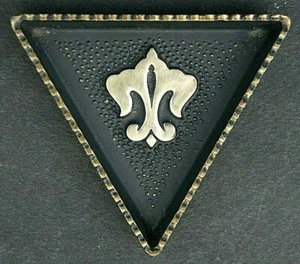 VINTAGE CAST BRASS ASHTRY - ORNATE & TRIANGULAR WITH 'FLEUR DE' LIS IN CENTRE - Picture 1 of 4