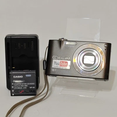 Casio Exilim EX-Z100 - Kompakte Digitalkamera - 10.1 MP - Braun - Bild 1 von 4