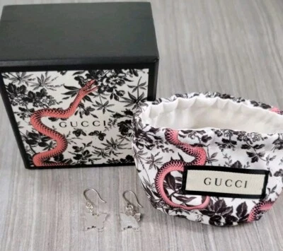 Pendientes colgantes mariposa de plata de ley con logotipo de Gucci Foto 1 de 4