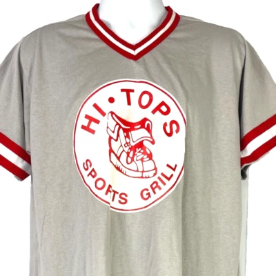 Camiseta deportiva Hi Tops parrilla vintage Wilson cuello en V talla XL para hombre 46x31 hecha en EE. UU. #8 Foto 1 de 4