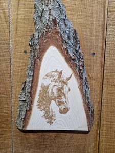 Arte de pared rústico de cedro Live Edge caballo grabado  - Imagen 1 de 5