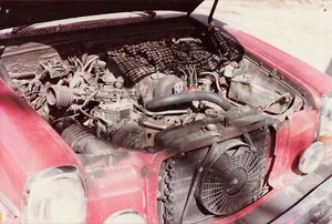 Mercedes-Benz W114 W115 Motorraum rot Limousine unter Motorhaube um 1970 Foto - Bild 1 von 1