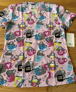 NEW WOMEN’S GT PERFORMANCE PRINT SCRUB TOP POLY BLEND-SLOTHS/COFFEE- MEDIUM - Picture 1 of 7