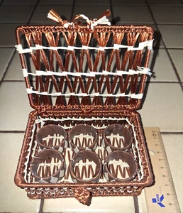 6 Serviettenringe aus Bast mit dazugehörigem dekorativen Kästchen, 50er Jahre - Bild 1 von 6