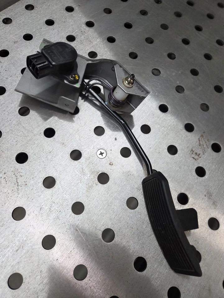 2003-2006 Infiniti G35 Sedan Gas Pedal Accelerator Travel Sensor OEM - Image 1 of 4