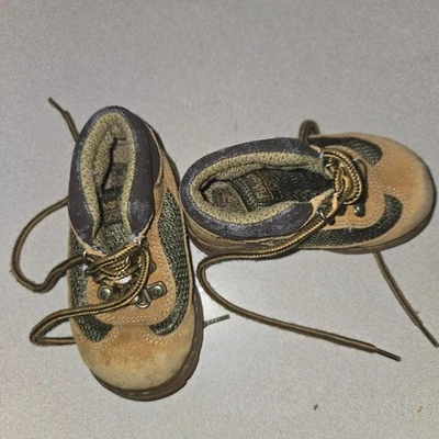 Botas resistentes Fisher-Price tostadas y negras Foto 1 de 4