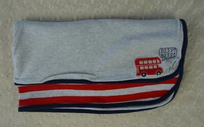 Manta bebé Just One You Carter roja autobús gris rayas azul marino recorte pitido Foto 1 de 4