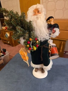Byer's Choice Papá Noel en la nieve con naranjos-árbol- corona - tambor- muñeca- cuerno firmado - Imagen 1 de 7