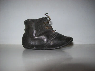 Pyrogène ancien début XXème a forme de chaussure en métal - Photo 1/4