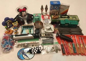 Lote de cajones de chatarra algunos de colección Minnie Sponge Bob Lionel Martian John Deere lata - Imagen 1 de 4