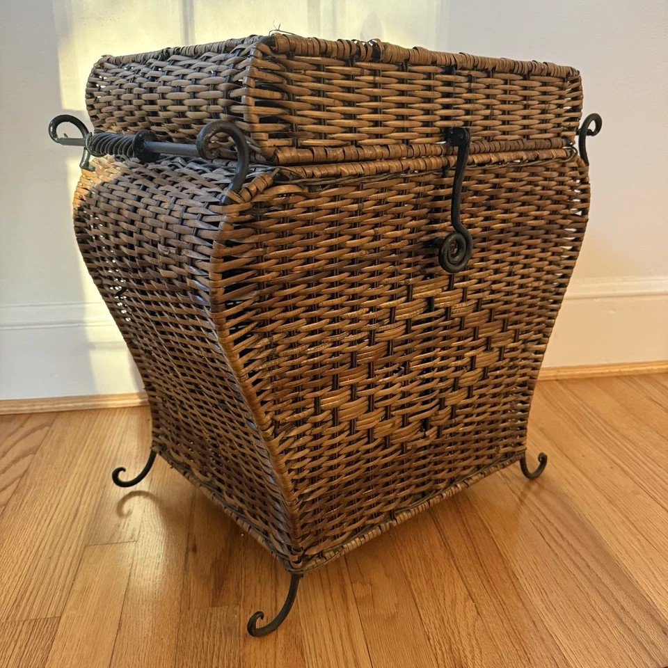 Baúl de almacenamiento vintage de mimbre y hierro forjado negro 20”H x 20” W x 12 D LEER Foto 1 de 4