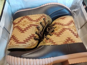 New SIMPLY SOUTHERN WOMEN’S DUCK MUCK BOOTS RAIN SNOW BROWN Native Aztec SIZE 6 - Picture 1 of 7