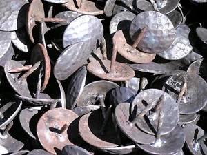 100 gehämmerte Blech Clavos Nagelköpfe für Türen Möbel r Handwerk 1 1/4 Zoll - Bild 1 von 4