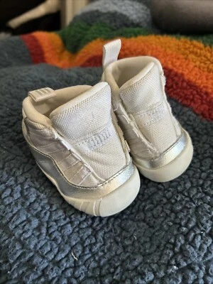 Nike Air Jordan 11 Retro Botín Cuna Metálico Plateado Blanco CI6165-100 Bebé 2c 2 Foto 1 de 4