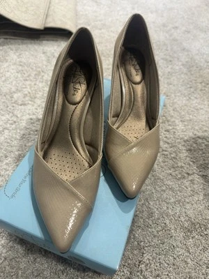 Zapatos de salón nude para mujer, tacones talla 7,5 life stride  Foto 1 de 4