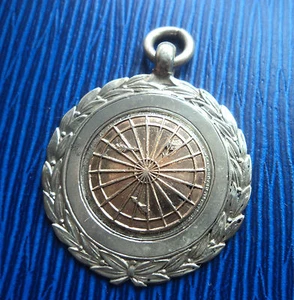 Medalla/reloj llavero vintage de dardos de plata y oro 1938 Chester - Robert Pringle - Imagen 1 de 2